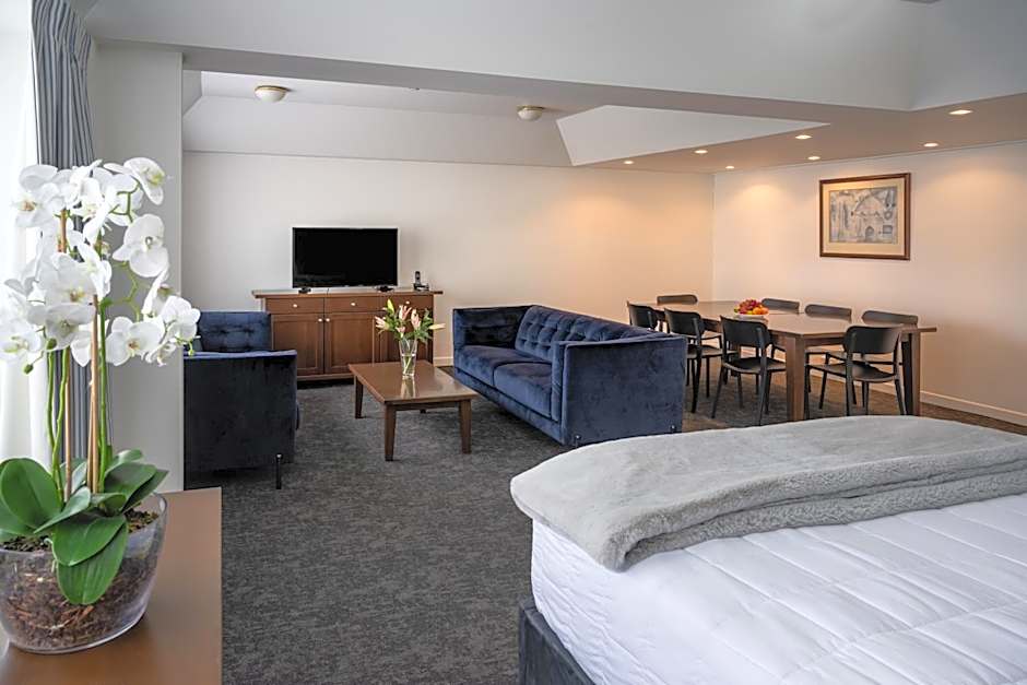Bay Plaza Hotel