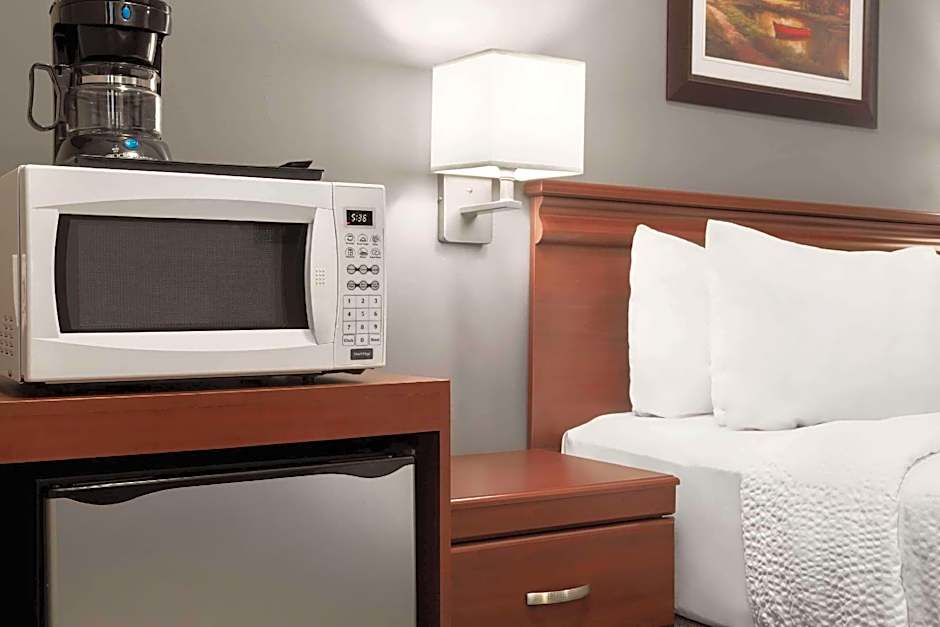 Premier Inn & Suites - Downtown Hamilton Hotel