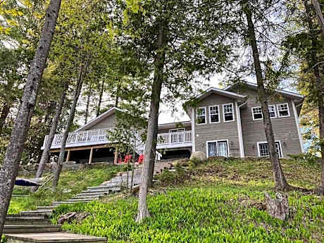 Stunning All-Seasons Muskoka Lakefront Cottage