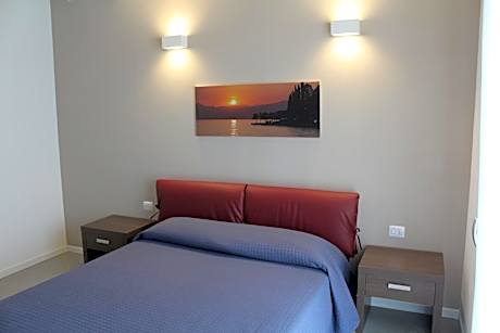 One-Bedroom Apartment with Lake View