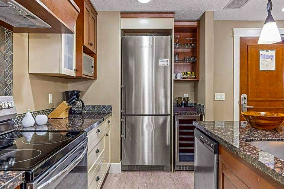 Gorgeous Mountain Condo - Hot Tub & Pool managed by Little Sister Getaways