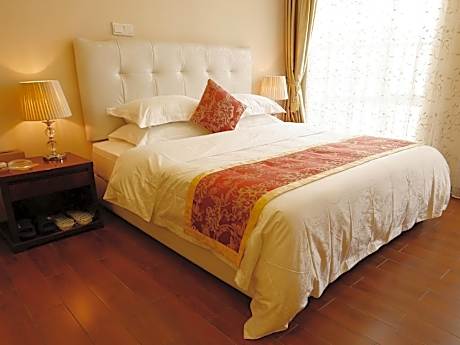 Two-Bedroom Apartment (include airport pick up service)
