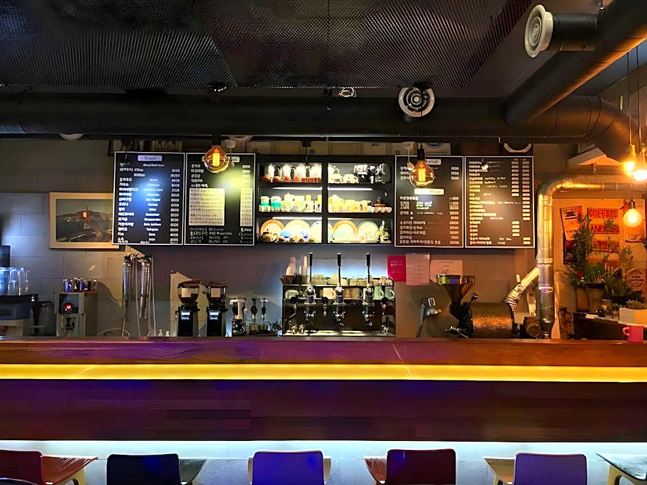 Backpackers In Yeosu