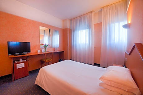 Single Room - Breakfast Included
