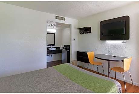 1 Queen Bed | ADA/Tub/Micfridge