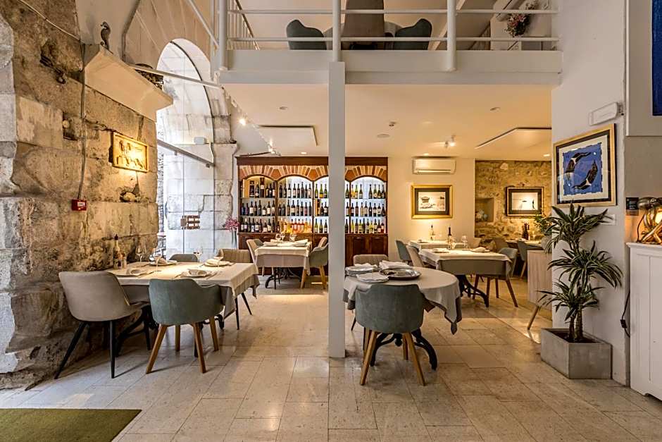 Leonis Restaurant & Rooms