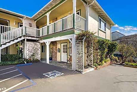 Carmel Inn & Suites