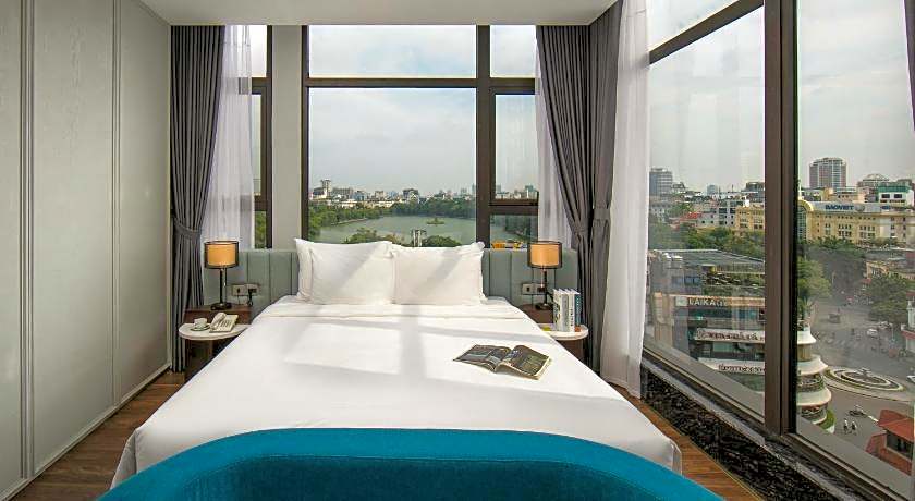 May De Ville Lakeside Hotel