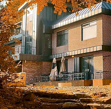 Sokcho Floating Whale Seorak Dojeok Waterfall Stay