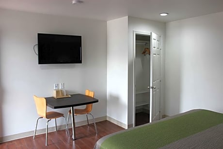 Deluxe King Room - Non-Smoking