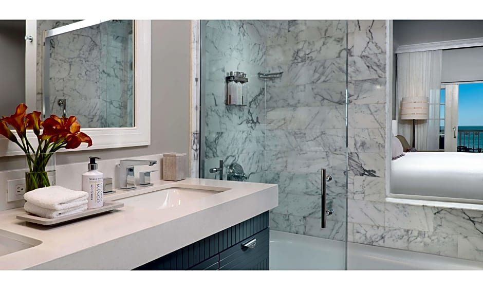 Foto 1 daripada 3 — 2 Queen Beds, Hearing/Mobility Accessible, Bathtub, Bay View