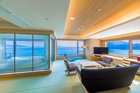 Semi Suite with View Bath and Ocean View