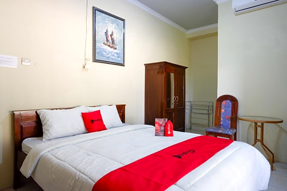 RedDoorz Syariah near Alun Alun Pacitan 2