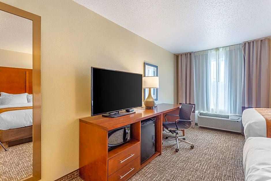 Comfort Inn DeKalb - Adjacent the University