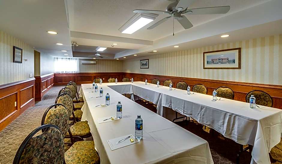 Monte Carlo Inns Oakville Suites