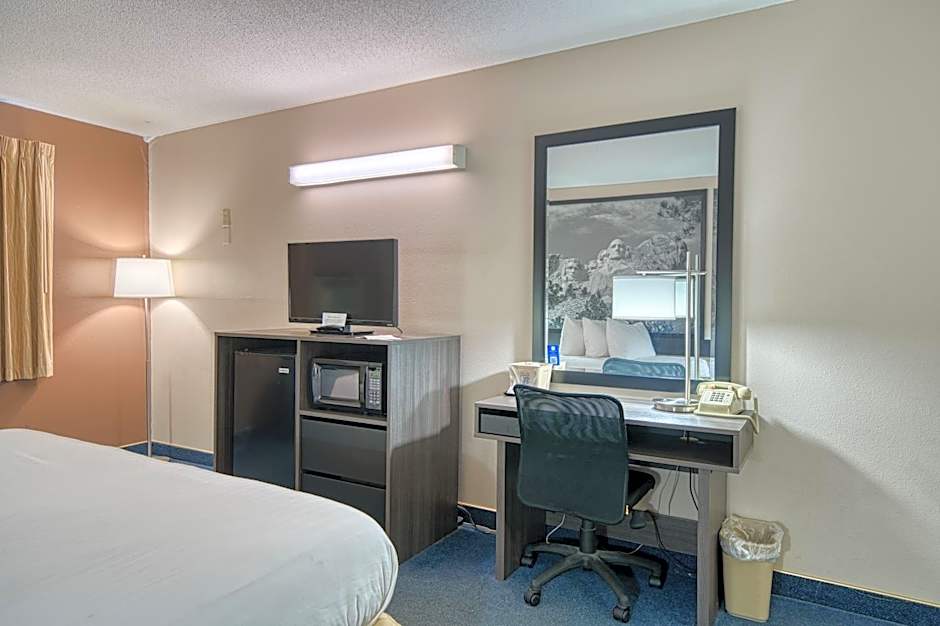 Super 8 by Wyndham Sturgis