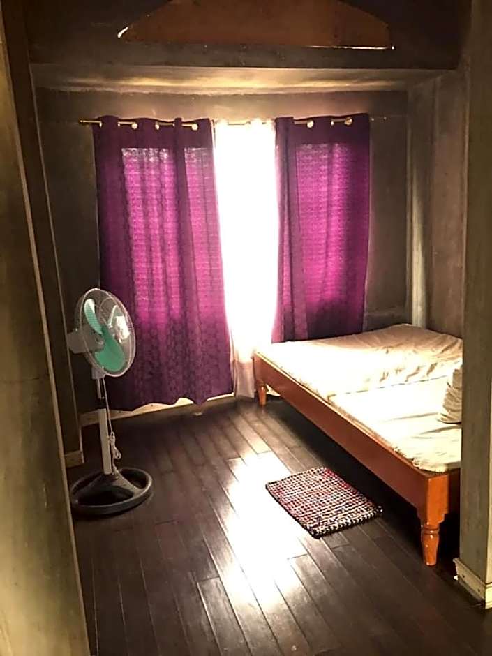RedDoorz Hostel @ Madrias Pension House Isabela