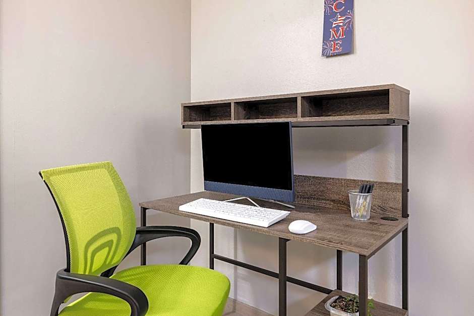 Super 8 by Wyndham Pratt