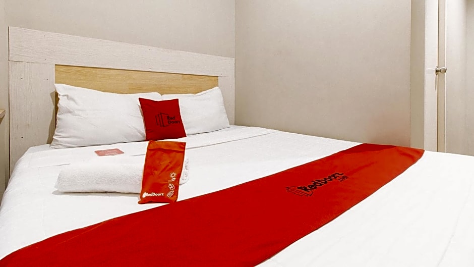 RedDoorz Plus near Osmena Highway 2