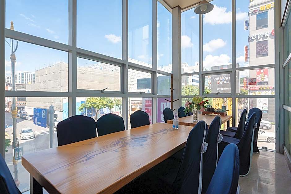 Metro Pol Tourist Hotel