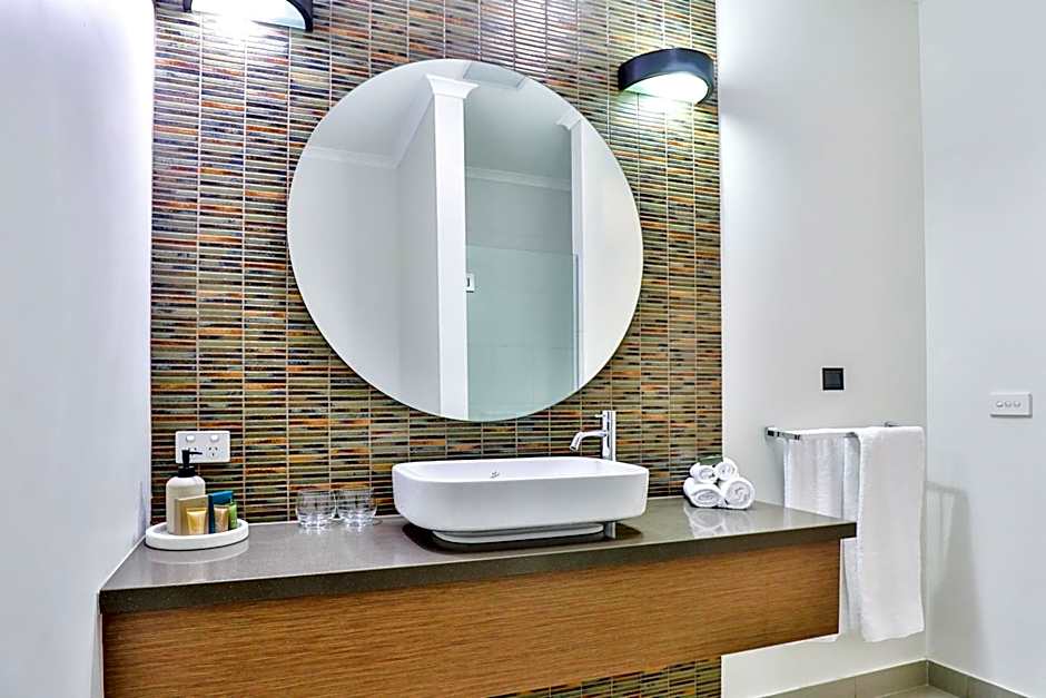 Indulge Apartments - Ontario