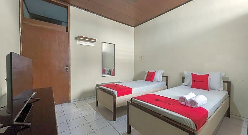 RedDoorz Syariah near Taman Kota Kuningan