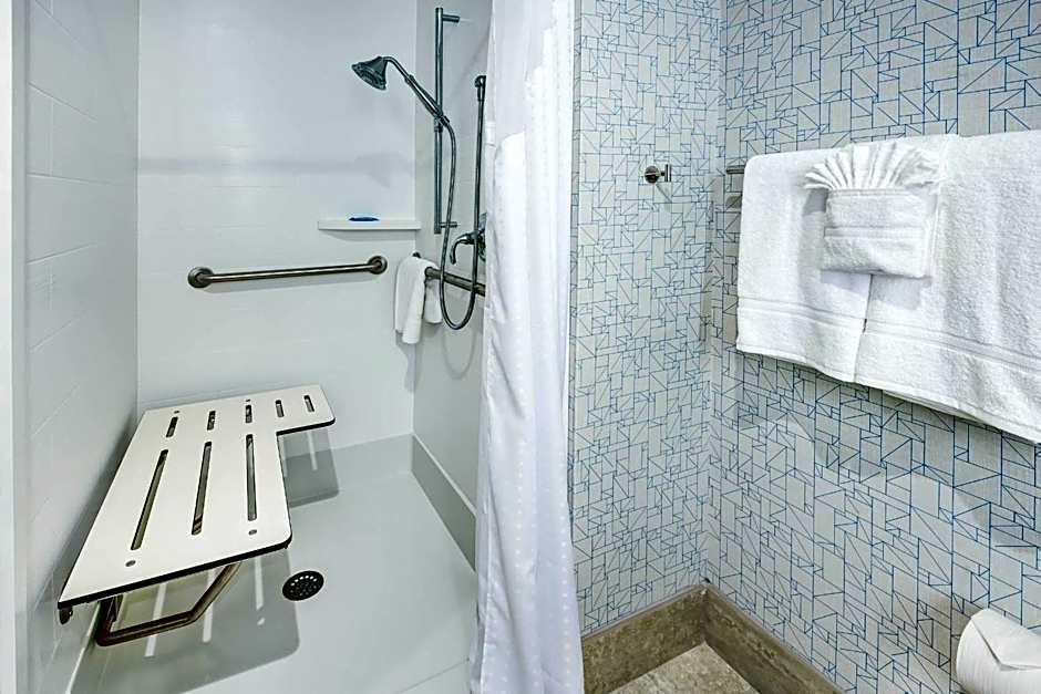 Holiday Inn Express Woodbridge By IHG