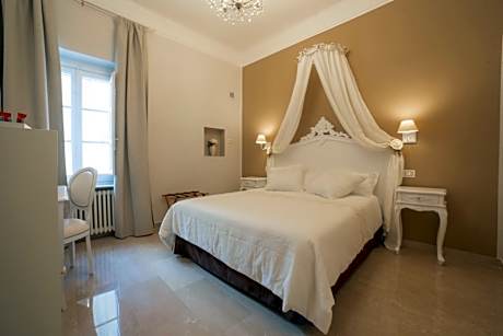 Deluxe Room (2 Adults + 1 Child)