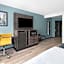 La Quinta Inn & Suites by Wyndham Greensboro