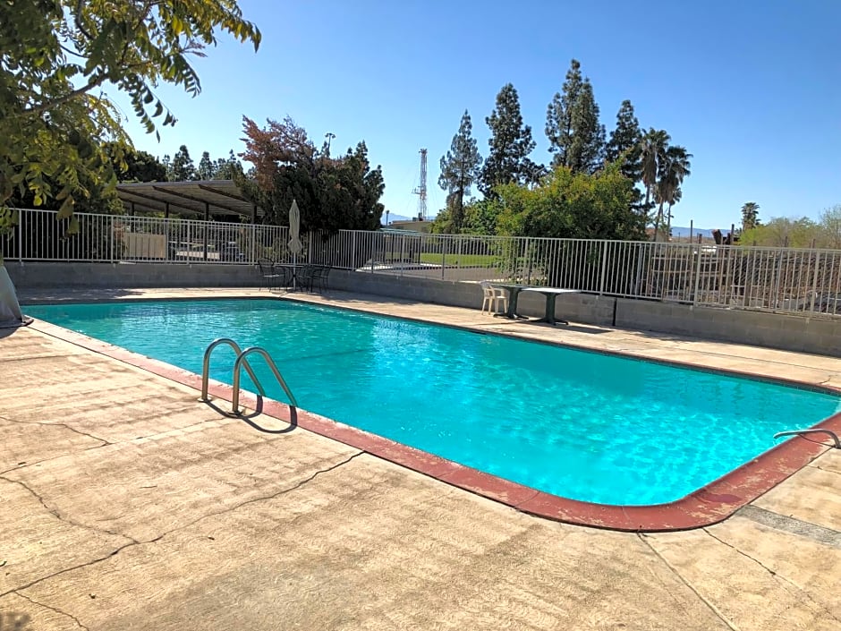 Toppers Motel