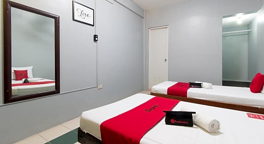 RedDoorz @ Teofila Lodge