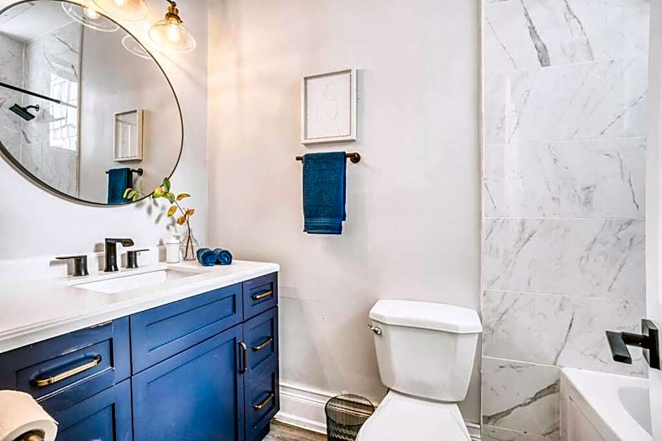 Chic Mid-Century Flat Downtown