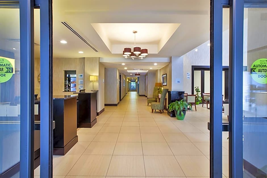 Holiday Inn Express & Suites Geneva Finger Lakes By IHG