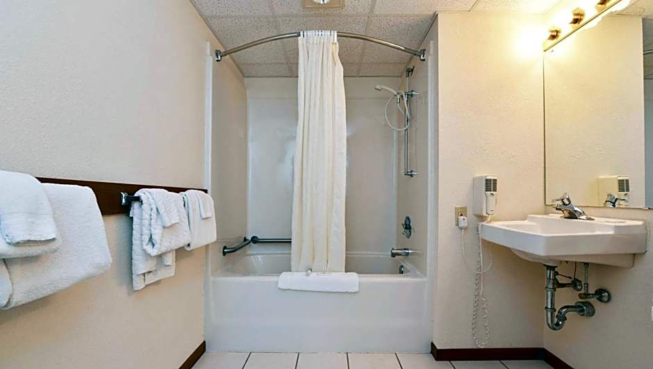 Magnuson Hotel Country Inn
