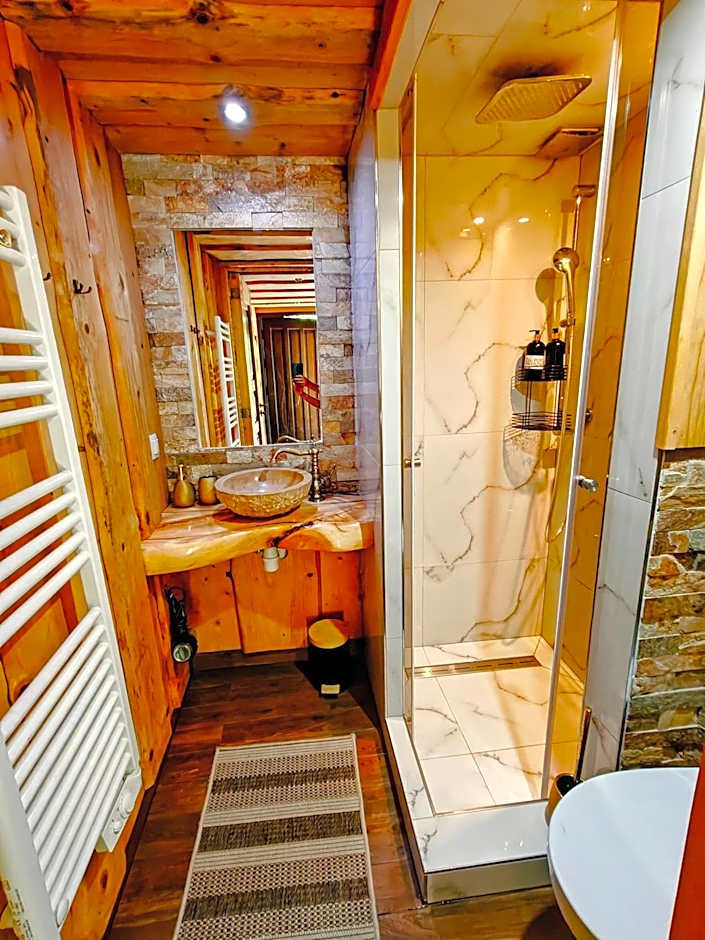 DOMEK NA GÓRACH z GORĄCĄ BALIĄ i SAUNĄ