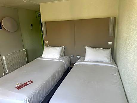 Triple Room (2 Single Beds + 1 Junior Bed)