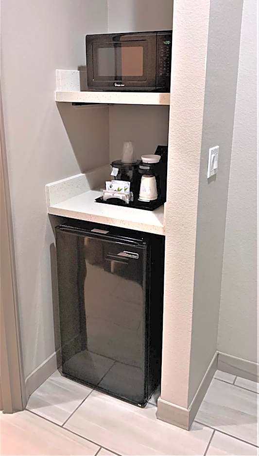 La Quinta Inn & Suites by Wyndham DFW West-Glade-Parks