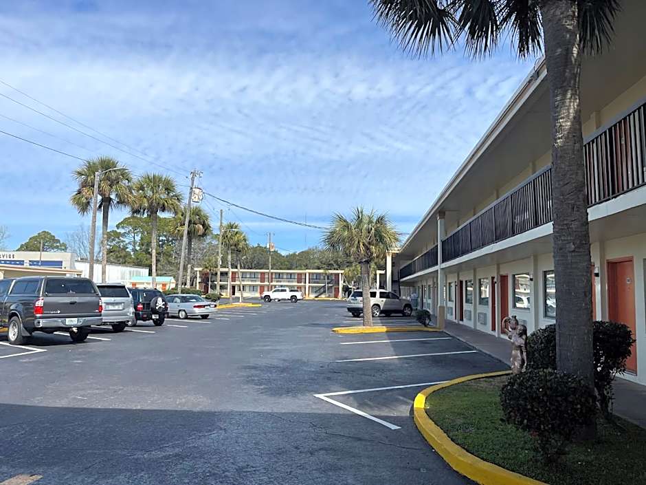 Hole Inn the Wall Hotel - Sunset Plaza - Fort Walton Beach