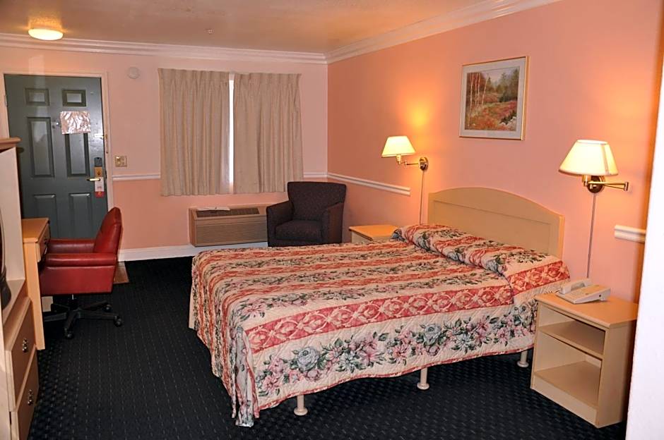 Super 8 by Wyndham Hayward Downtown