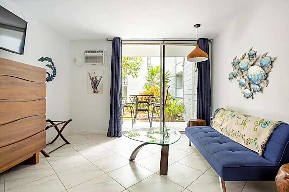 DOWNTOWN Hawaiian Theme Condo with Hot Tub, Pool & Beach - Kona Islander Inn
