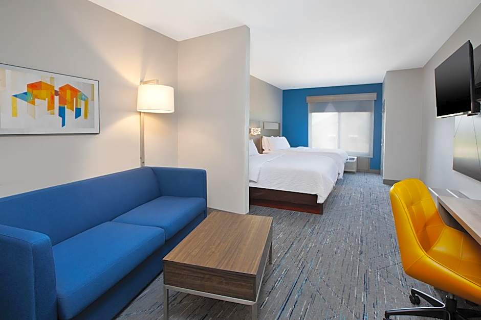 Holiday Inn Express & Suites Milwaukee NW - Park Place By IHG