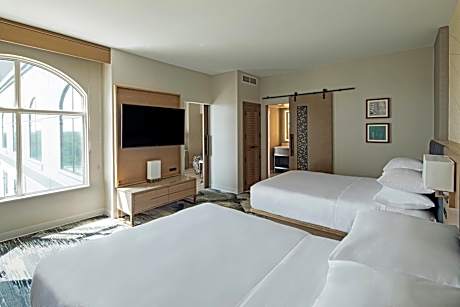 Club level, Suite, 2 Queen, Sofa bed