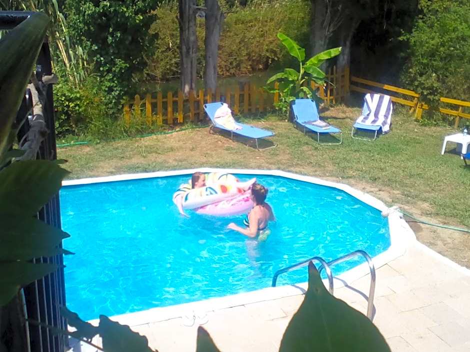 Georgina Apartments-pool-river-sea 5'