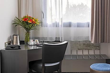 Executive Queen Room with Roll-In Shower - Disability Access/Non-Smoking