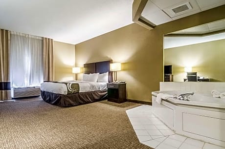 1 King Bed, Suite, Nonsmoking