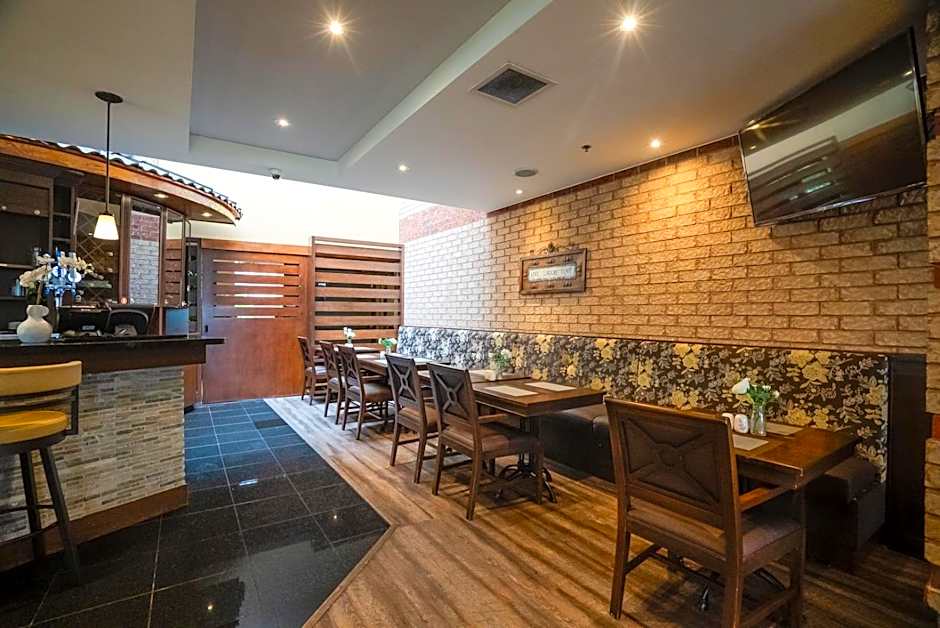 Monte Carlo Inns Airport Suites