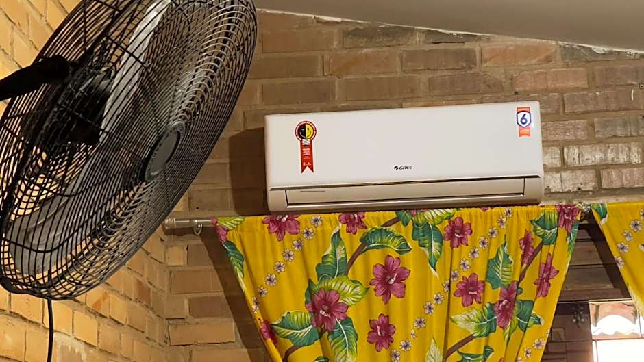 Pousada São Jorge 1 MIN A PÉ DA PRAIA Casa de família, simples e aconchegante, Na Av principal da praia café disponível até 12hs cozinha completa e churrasqueira disponível para uso ar cond das 20hs as 8 30