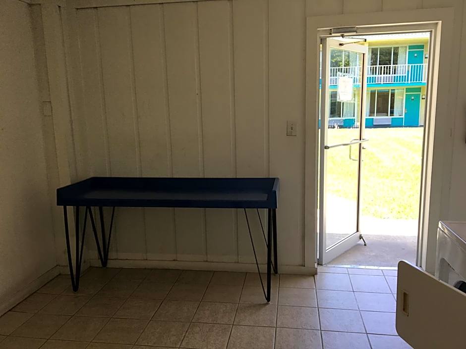 Days Inn & Suites by Wyndham Fort Pierce Midtown