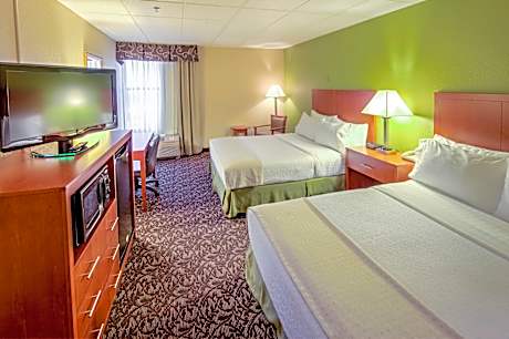 Quadruple Room with Two Queen Beds and Sofa - Non Smoking