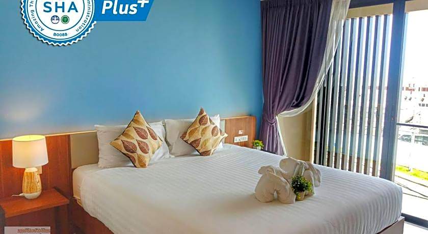 Louis' Runway View Hotel